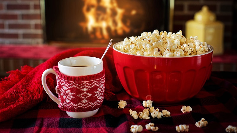 Popcorn, Popkorn, Tee, Kamin, Winter, Weihnachten, Netflix-Neuerscheinungen, Filmtipps Weihnachten