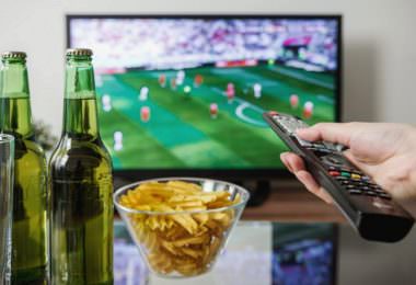 Smart TV, Fernseher, Fernsehen, Streaming, Bier, Chips, Programm