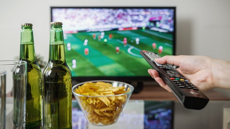 Smart TV, Fernseher, Fernsehen, Streaming, Bier, Chips, Programm