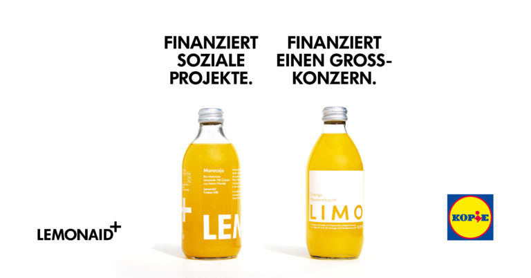 Eine Flasche von Lidl und eine Flasche von Lemonaid.