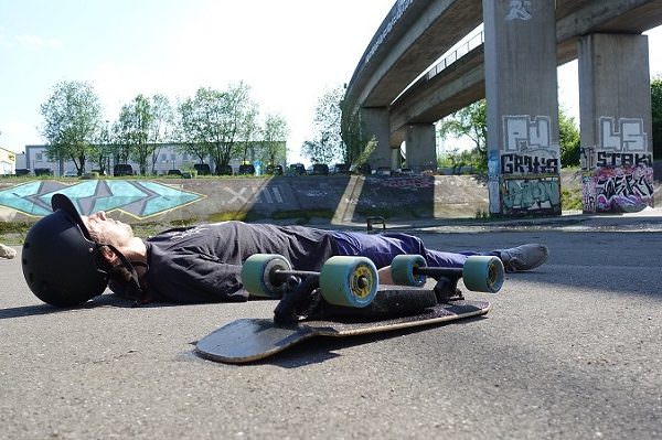 Mellow Boards Skateboard auf dem Boden liegen