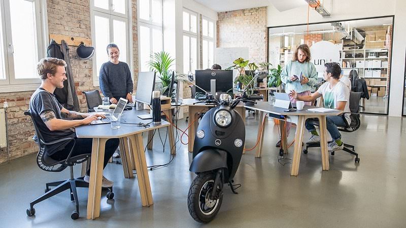 Unu Büro Berlin Kreuzberg E-Roller und Mitarbeiter