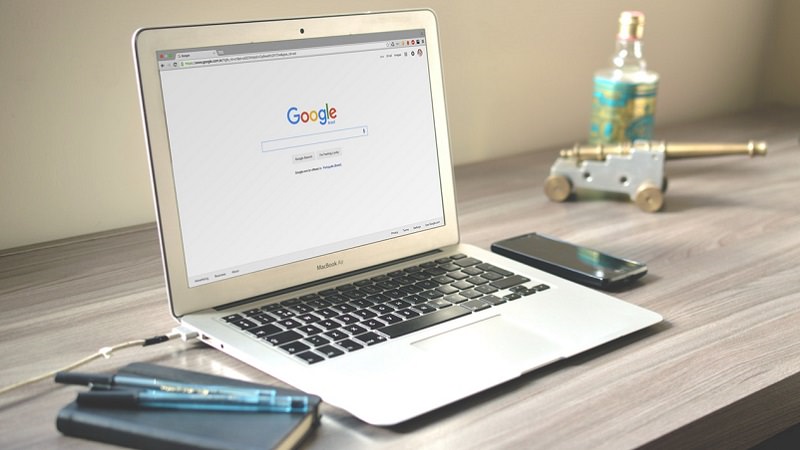 Google, Laptop, Notizbuch, Schreibtisch, Google News