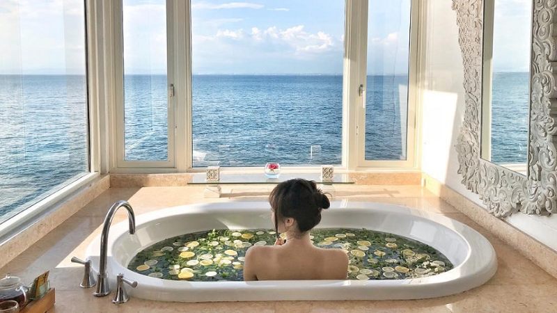 yana Resort and Spa Bali Badewanne mit Aussicht aufs Meer