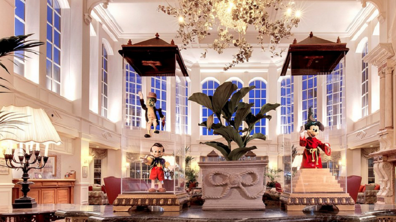 Disneyland Hotel Paris Lobby mit Disneyfiguren