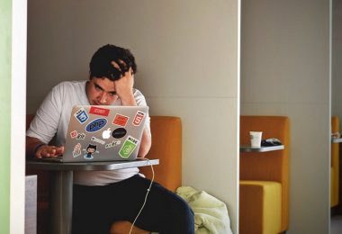 digitale Erschöpfung, Frustration, Social Media Burnout, Social Media macht krank, Jobs, die depressiv machen