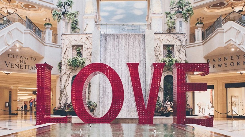 Venetian Resort Las Vegas Lobby mit Schriftzug "LOVE" in Großbuchstaben