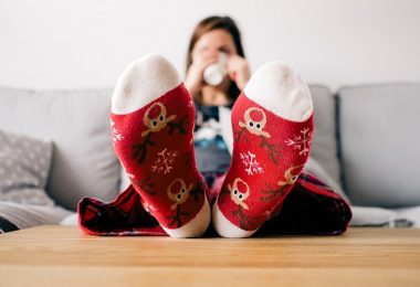 Füße, Socken, Weihnachtssocken, Sofa, Wohnzimmer, Amazon Prime im März