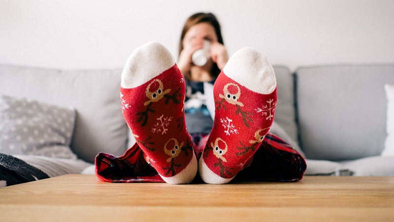 Füße, Socken, Weihnachtssocken, Sofa, Wohnzimmer, Amazon Prime im März