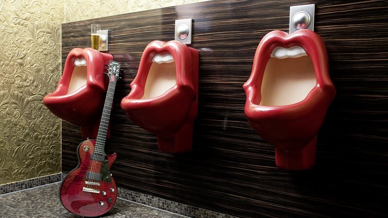 25hours Hotel Bikini Berlin Badezimmer, die wie Kussmünder aussehen