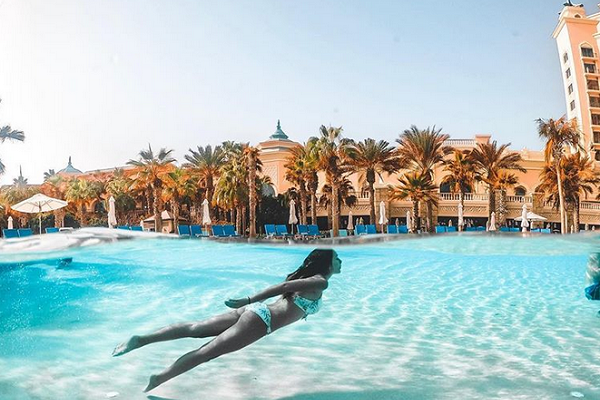 Atlantis The Palm Dubai Frau im Pool