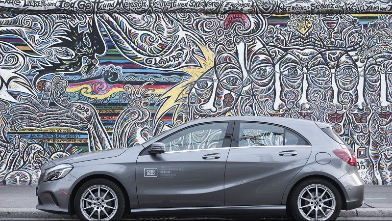 Car2Go Kampagnenbild Deutschland Auto vor Graffitti-Wand