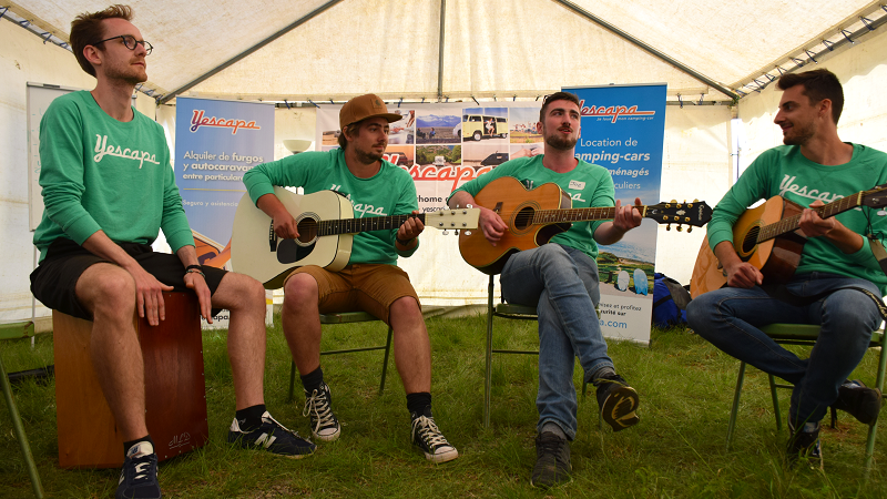 Gitarrenmusik im Zelt