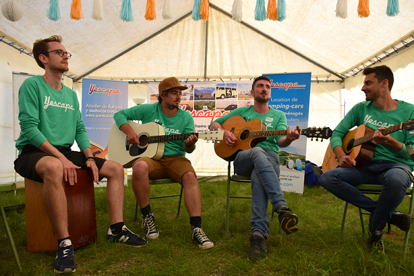 Gitarrenmusik im Zelt Yescapa