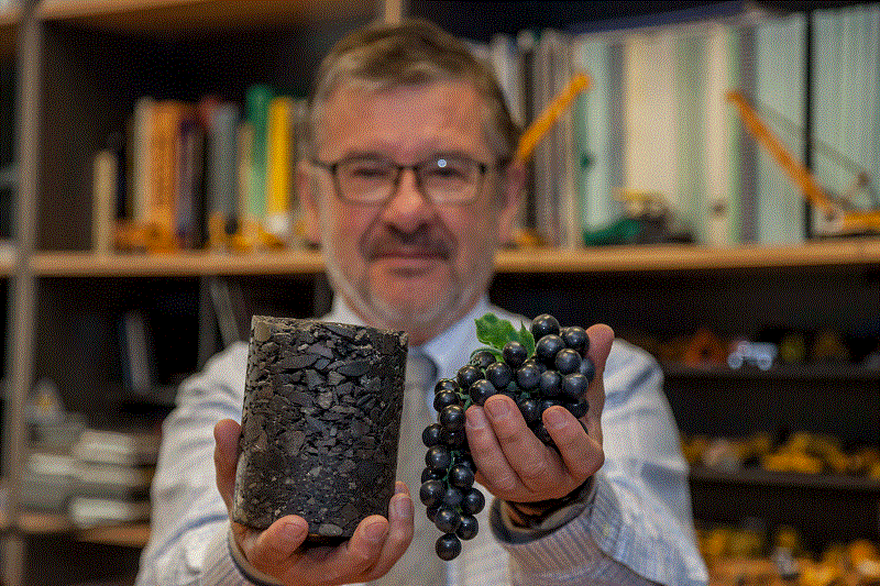 Guillermo Thenoux mit Rotwein-Abfällen