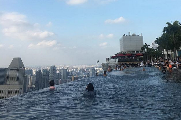 Marina Bay Sands Hotel Infinity Pool mit Aussicht über Singapur