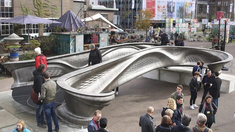 MX3D Brücke mit Besuchern