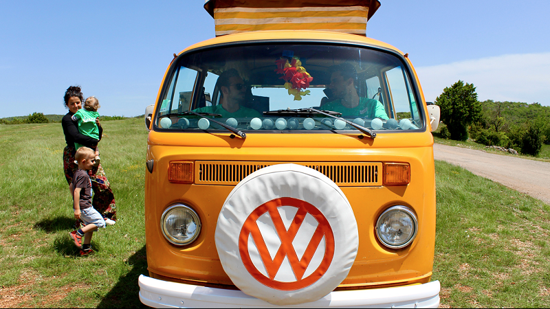 VW Bus Landschaft Mitarbeiter und Kinder