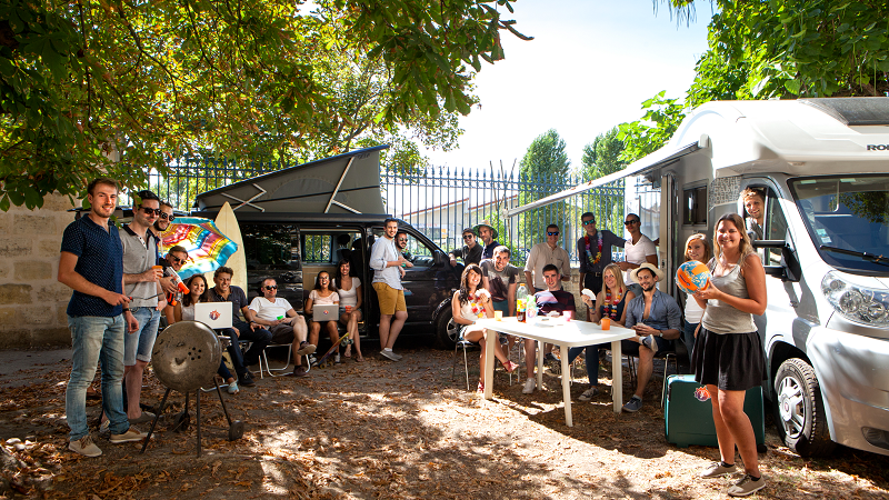 Yescapa Team Grillen mit Wohnwagen und Laptops