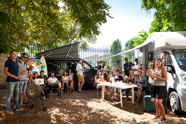 Yescapa Team Grillen mit Wohnwagen und Laptops