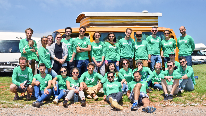 Yescapa Team mit Wohnwagen im Hintergrund