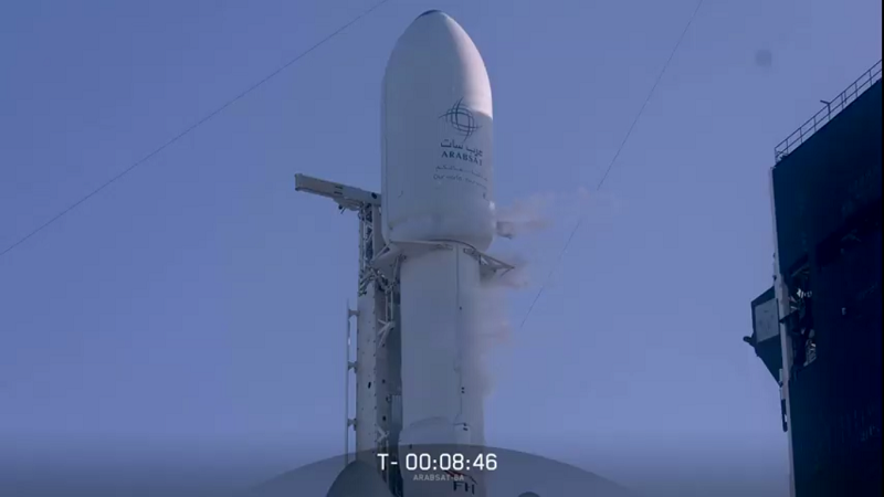 Arabsat 6-A-Satellit an Falcon Heavy vor dem Start