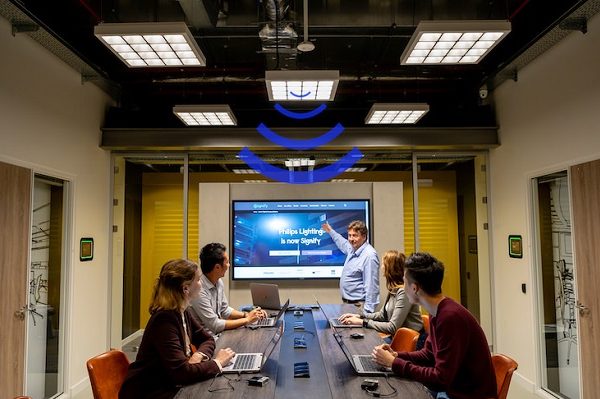 LiFi Lichtübertragung im Konferenzraum Büro