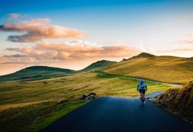 Fahrradfahrer auf Straße mit Landschaft