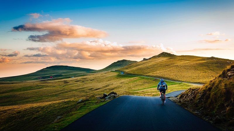 Fahrradfahrer auf Straße mit Landschaft