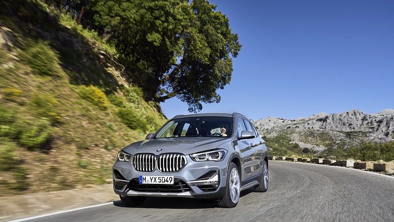 BMW X1 auf Straße mit Landschaft