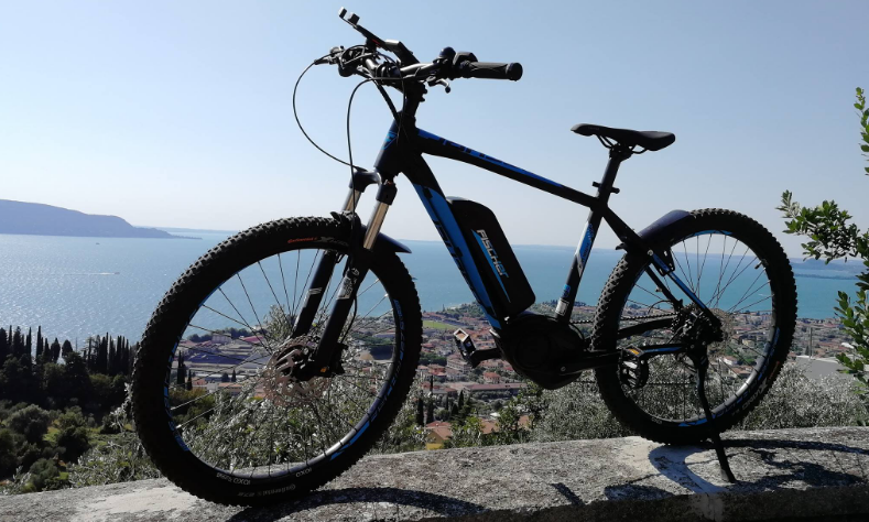 E-Bike von Fischer mit See im Hintergrund