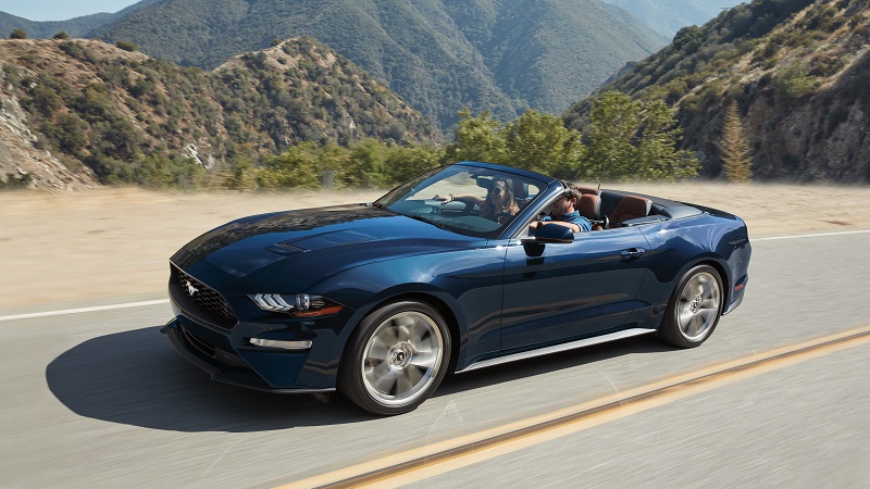 2019 Ford Mustang Cabrio mit Berglandschaft