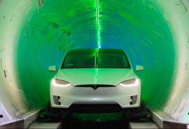 Hyperloop-Tunnel mit Model X