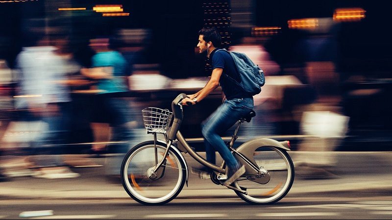 Mann ohne Helm auf einem Fahrrad