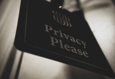 Schild mit Aufschrift "Privacy Please"