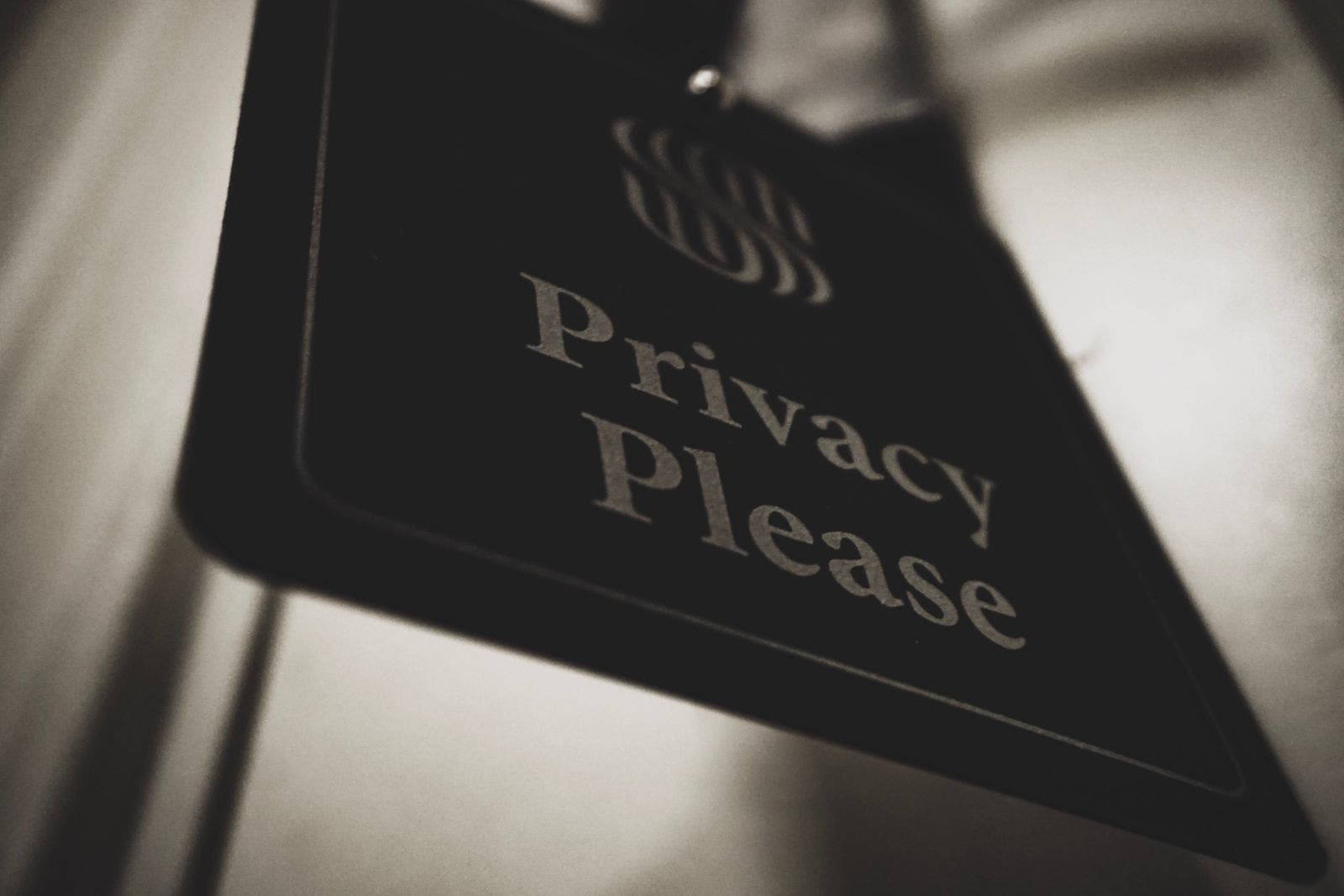 Schild mit Aufschrift "Privacy Please"
