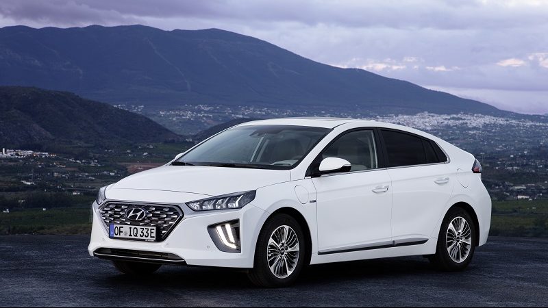 Hyundai Ioniq Elektro mit Landschaft und Stadt im Hintergrund