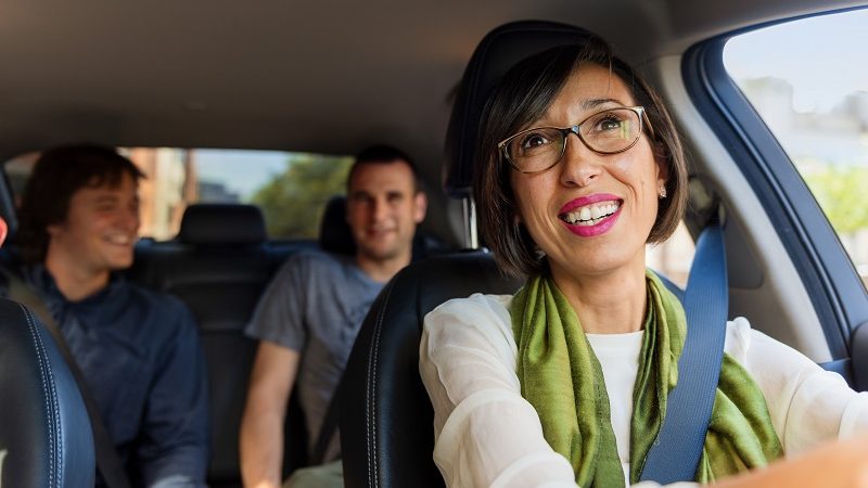 Uber Fahrerin mit Fahrgästen im Auto