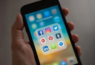 Social-Media-Apps, Social Media, soziale Netzwerke, WhatsApp und Instagram, iPhone