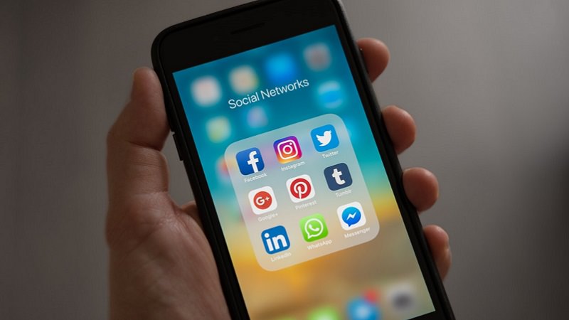 Social-Media-Apps, Social Media, soziale Netzwerke, WhatsApp und Instagram, iPhone