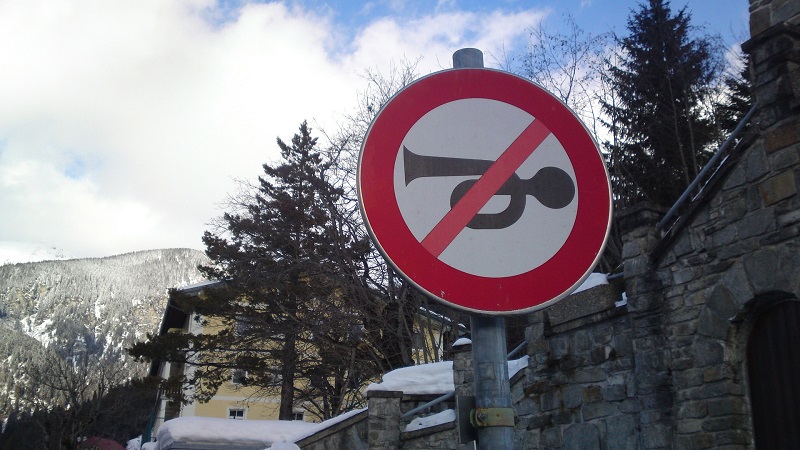 Bad Gastein, Nicht hupen, Straßenschild