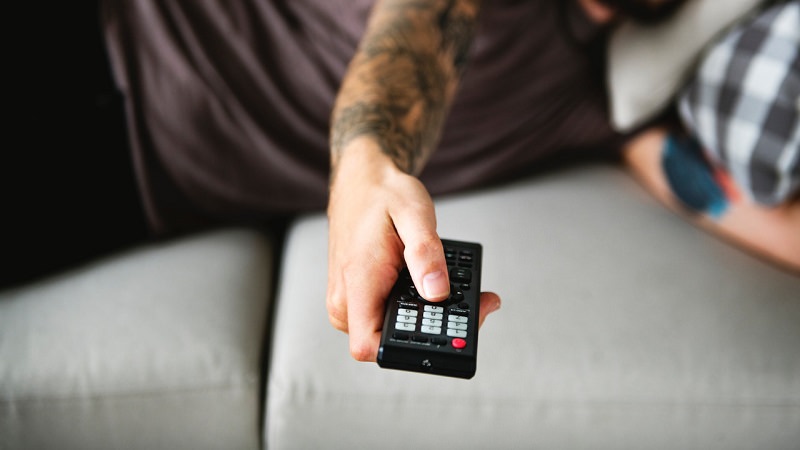 Fernbedienung, Fernseher, TV, Sofa, Amazon Prime im Oktober