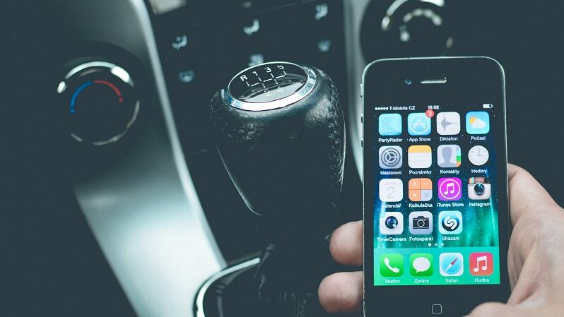 Smartphone, Auto, Handy am Steuer, Handy