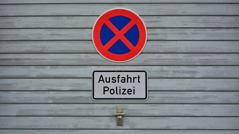 Halteverbot, Polizeiausfahrt, Verkehrsregeln