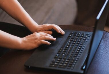 Laptop, Tastatur, Couchtisch