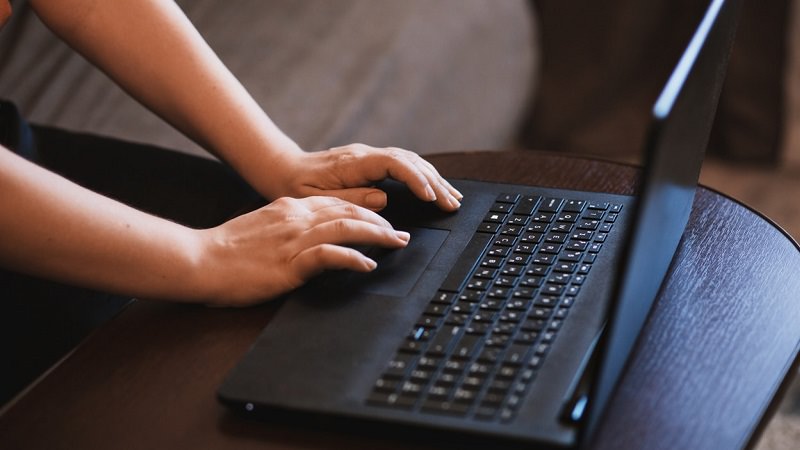 Laptop, Tastatur, Couchtisch