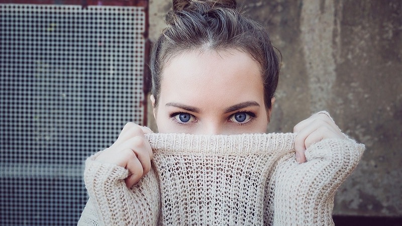 Frau mit Pullover, schüchtern, Zurückhaltung, Stresstyp