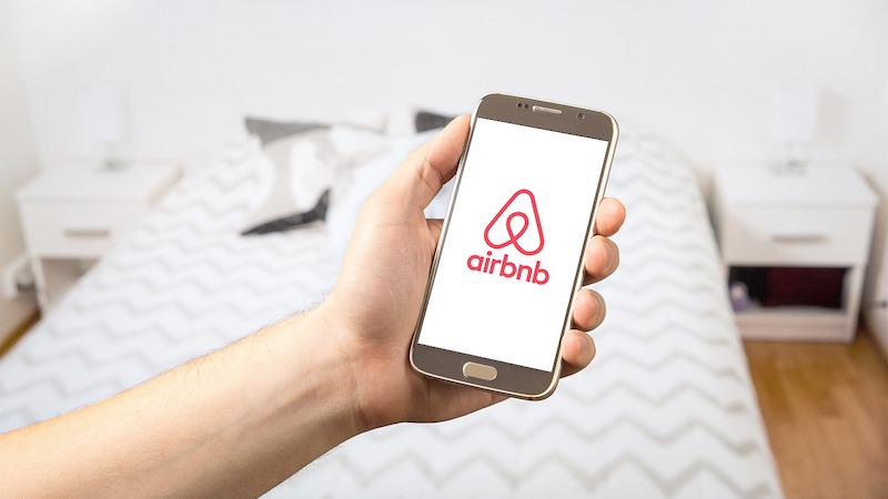 Airbnb App, Social Media