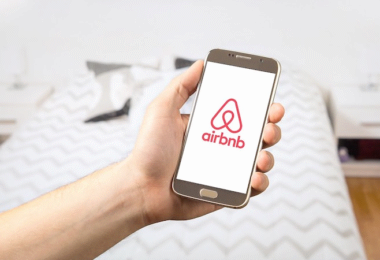 Airbnb, AirBNB, Airbnb-Logo, Bett, Entlassungen