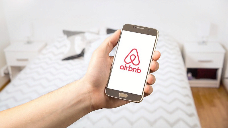 Airbnb, AirBNB, Airbnb-Logo, Bett, Entlassungen